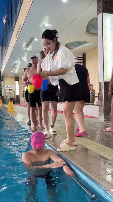 Dạy bơi và cái kết cực té ghế #shorts #tiktok #vatdungthongminh