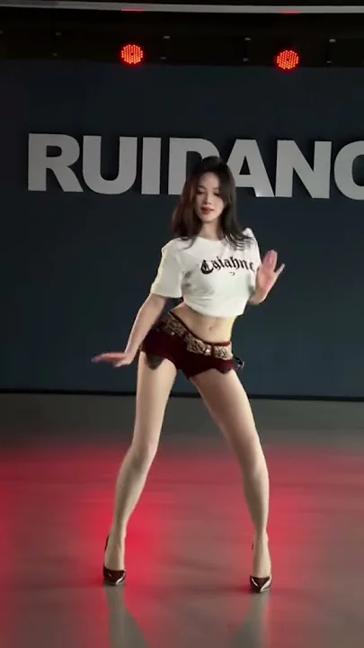 Cô gái Trung Quốc xinh đẹp đang nhảy múa 365 #shorts #tiktok #douyin #dance #beautiful