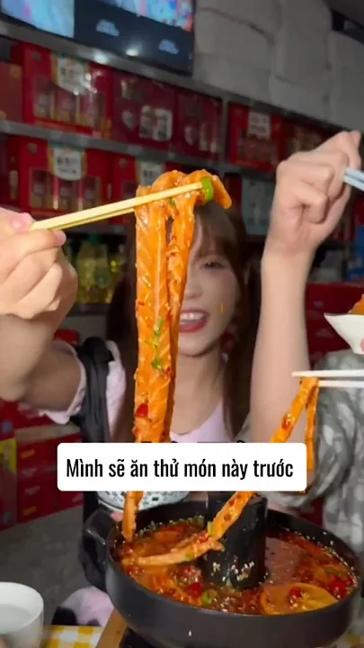 Trải nghiệm ăn sushi cá hồi cùng chị gái xinh đẹp #shorts