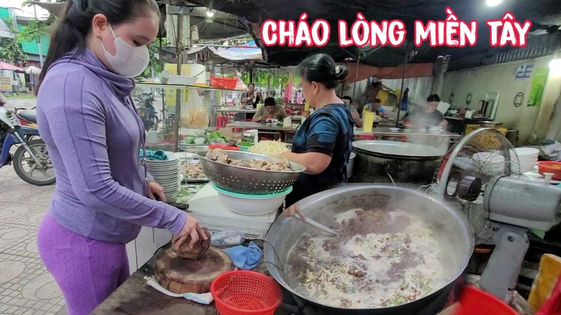 Em gái xinh đẹp cùng mẹ bán cháo lòng lúc tờ mờ sáng. Quán quê đơn sơ nhưng rất ngon